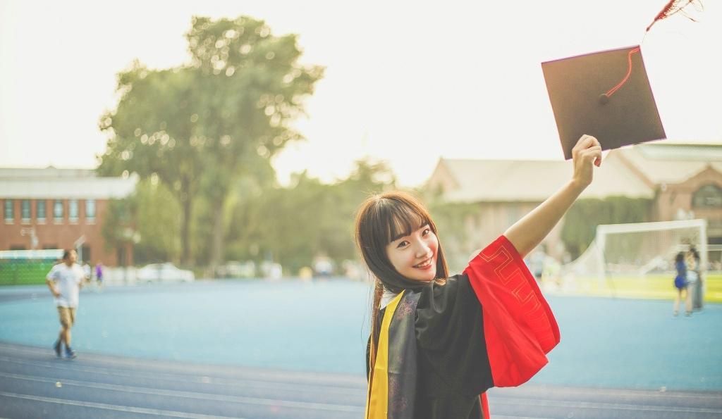 学士服梨花性感美女告别校园清新怡人可爱写真