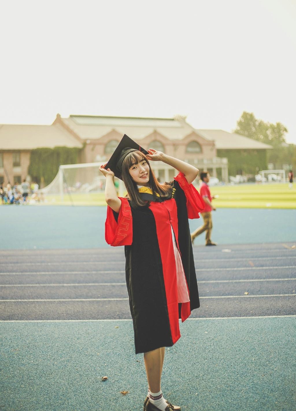 学士服梨花性感美女告别校园清新怡人可爱写真