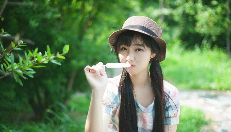 口含老冰棍的俏皮美女学生街拍图片写真