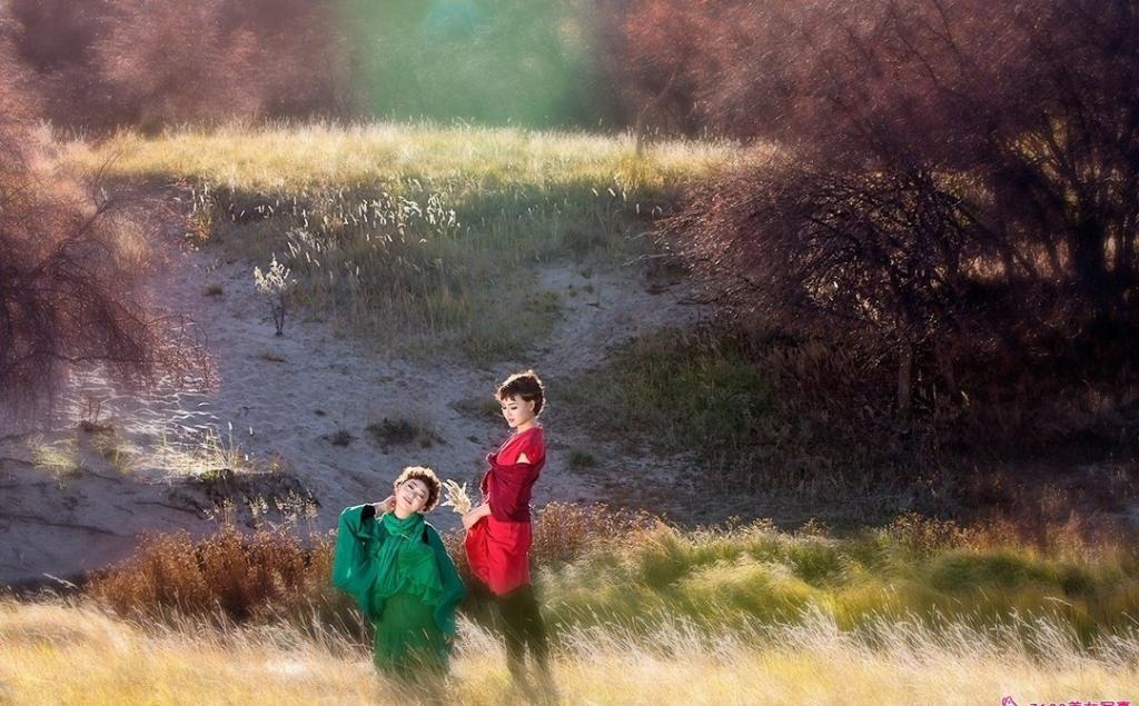 秋风抚慰野外美丽的民族少女写真