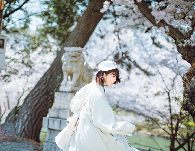 火车站前白衣天使柳铃铛清纯阳光少女写真图片