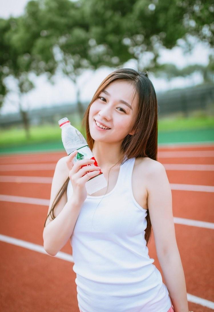 夏日激情运动过后的校园美女