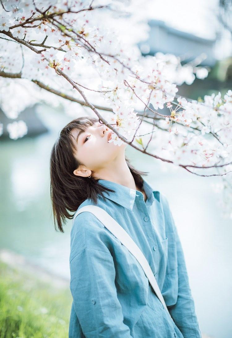 火车站前白衣天使柳铃铛清纯阳光少女写真图片