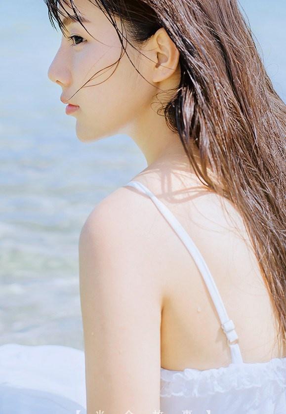 海边回眸一笑百媚生小清新美女清凉写真