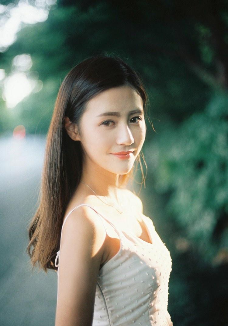 貌美如花的倾城美女雾气氤氲写真