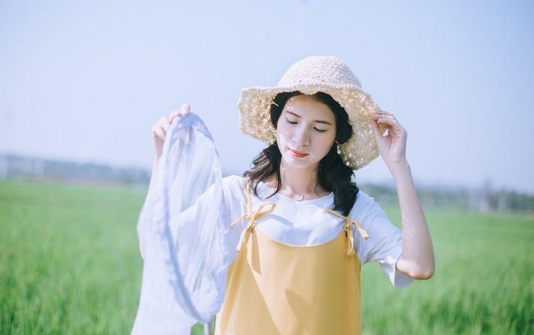 夏末清凉黄裙子女生田野抓虫记写真图片