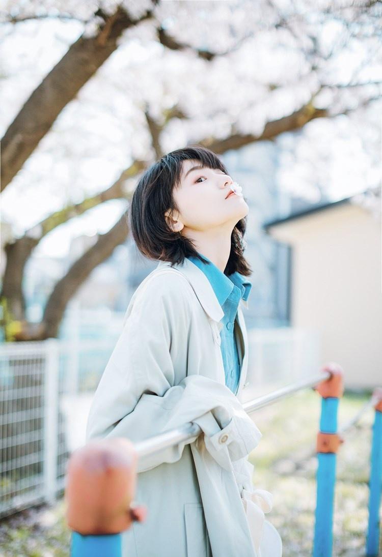 火车站前白衣天使柳铃铛清纯阳光少女写真图片