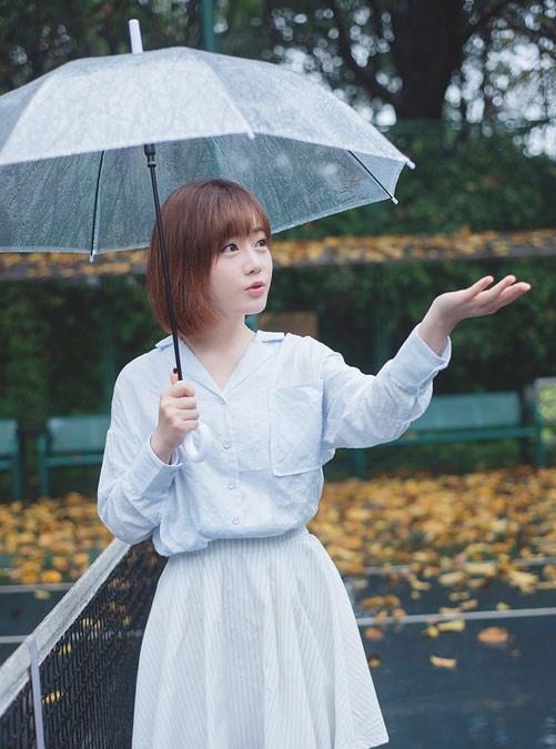 清纯短发大眼美女雨中时尚写真