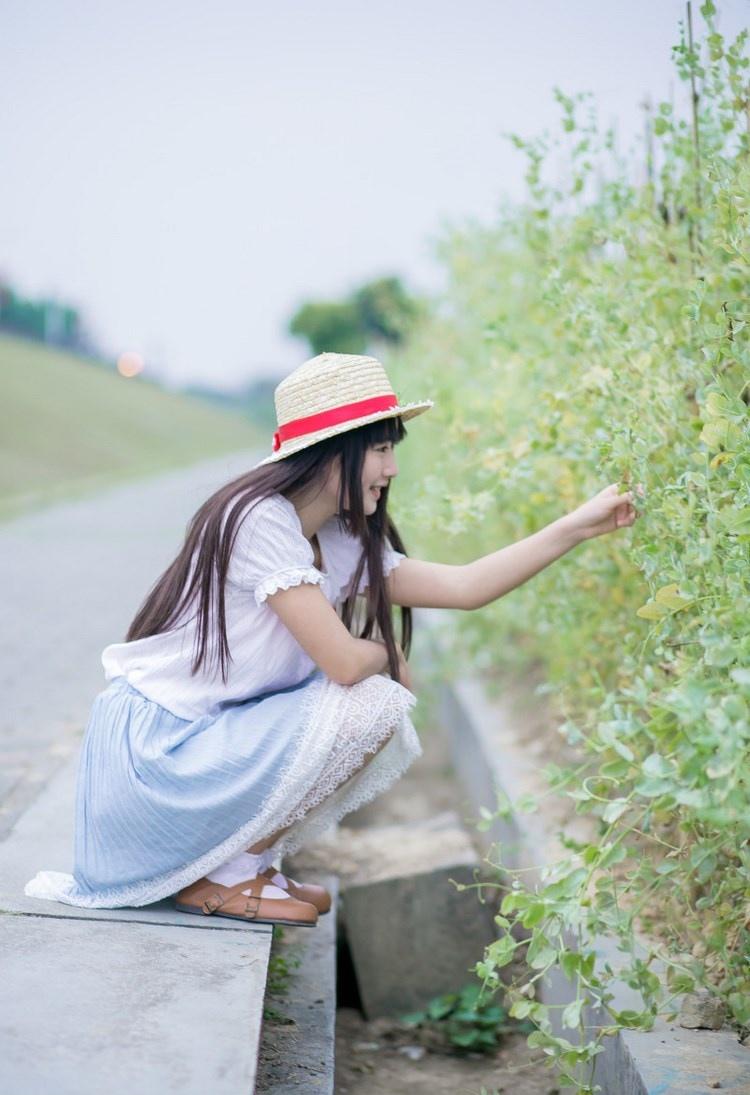 圆脸少女浓眉大眼森女系装扮可爱卖萌写真图片