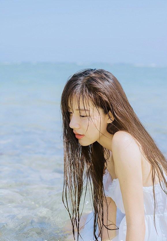 海边回眸一笑百媚生小清新美女清凉写真