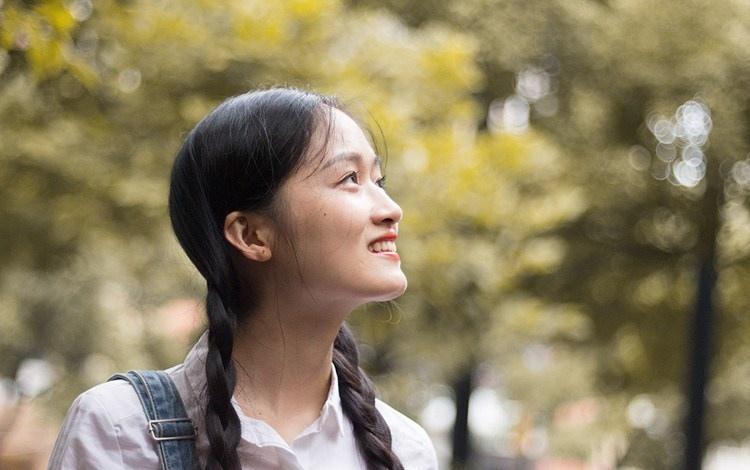 圆脸眼镜少女的秋季笑语