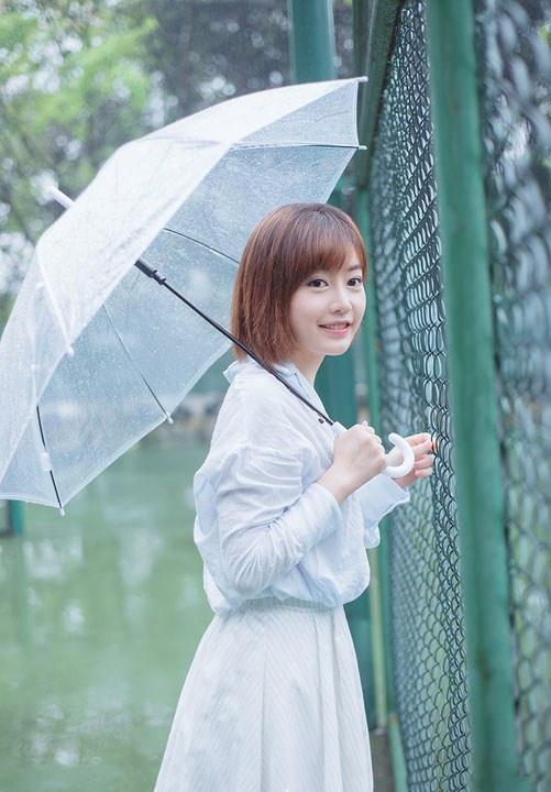 清纯短发大眼美女雨中时尚写真