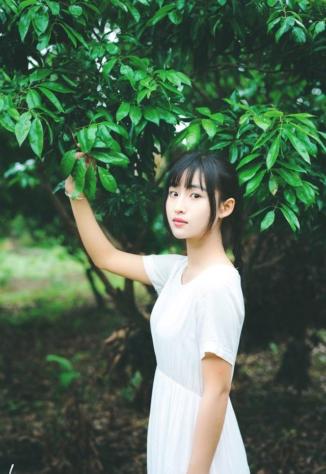 素净淡雅长相似奶茶妹妹的清纯美女