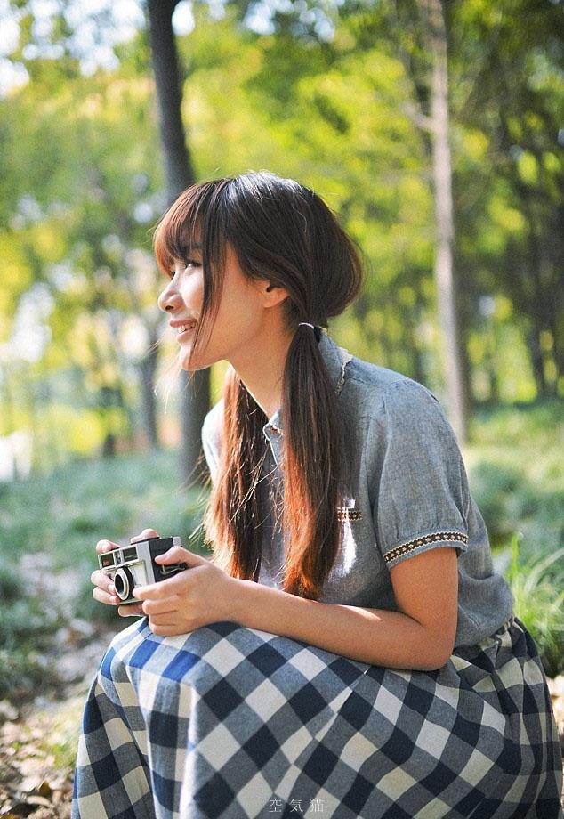 马尾少女蓝白格子连衣裙带着单反去旅行写真