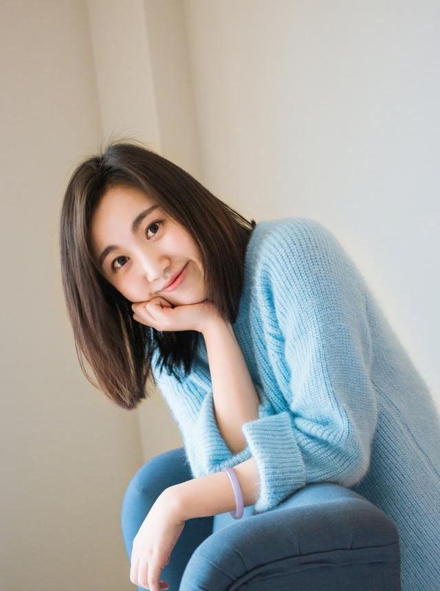 蓝色毛衣笑容美好纯真的16岁美少女图片