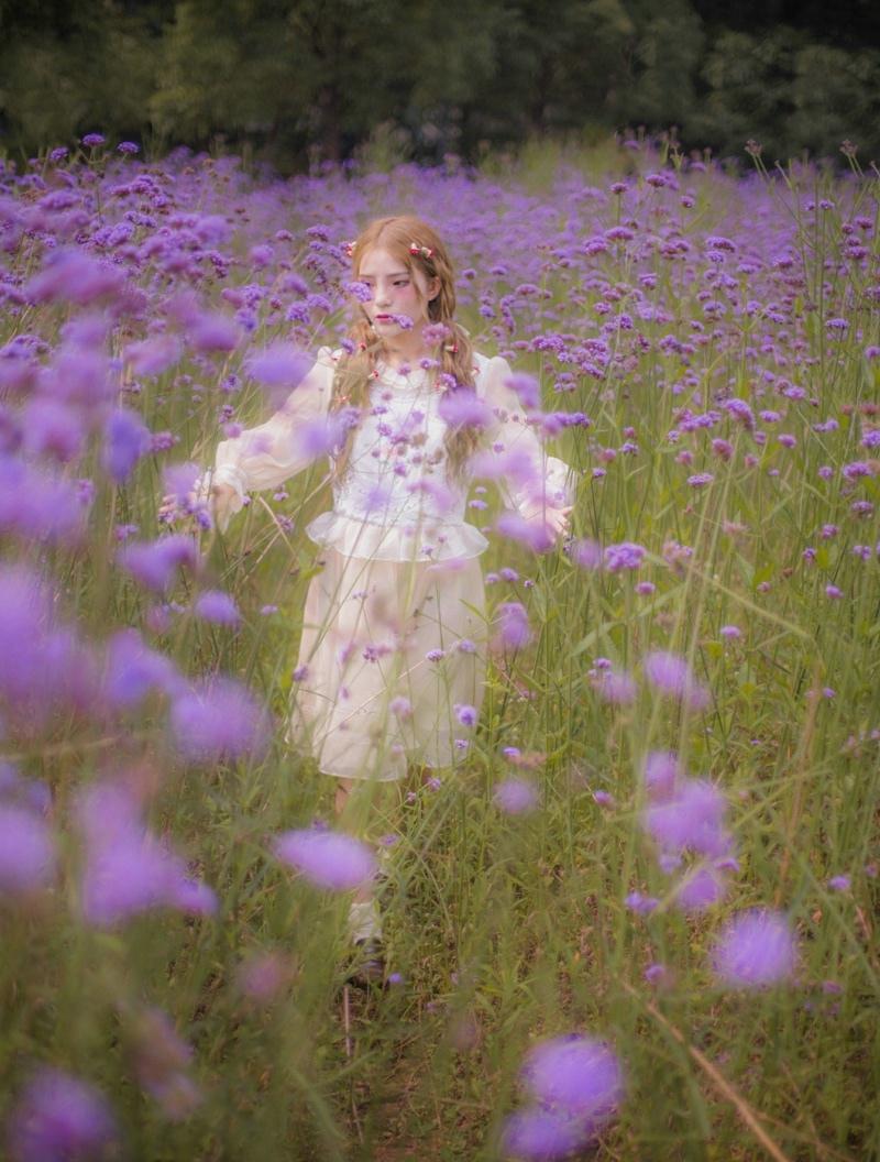 薰衣草花海中的精灵美少女甜美粉嫩写真