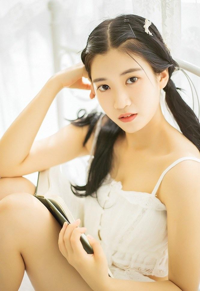 清纯美女居家看书唯美生活写真照