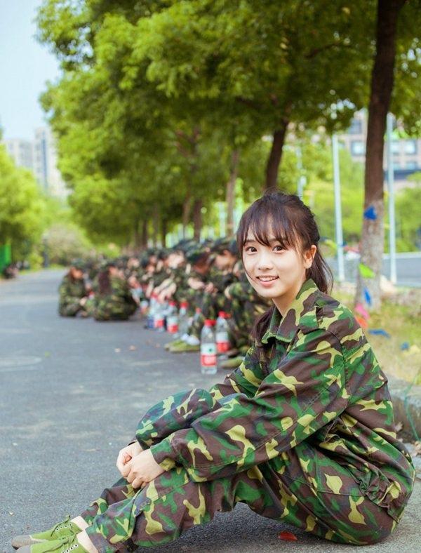 浙江高校女神迷彩服长发飘飘清纯写真