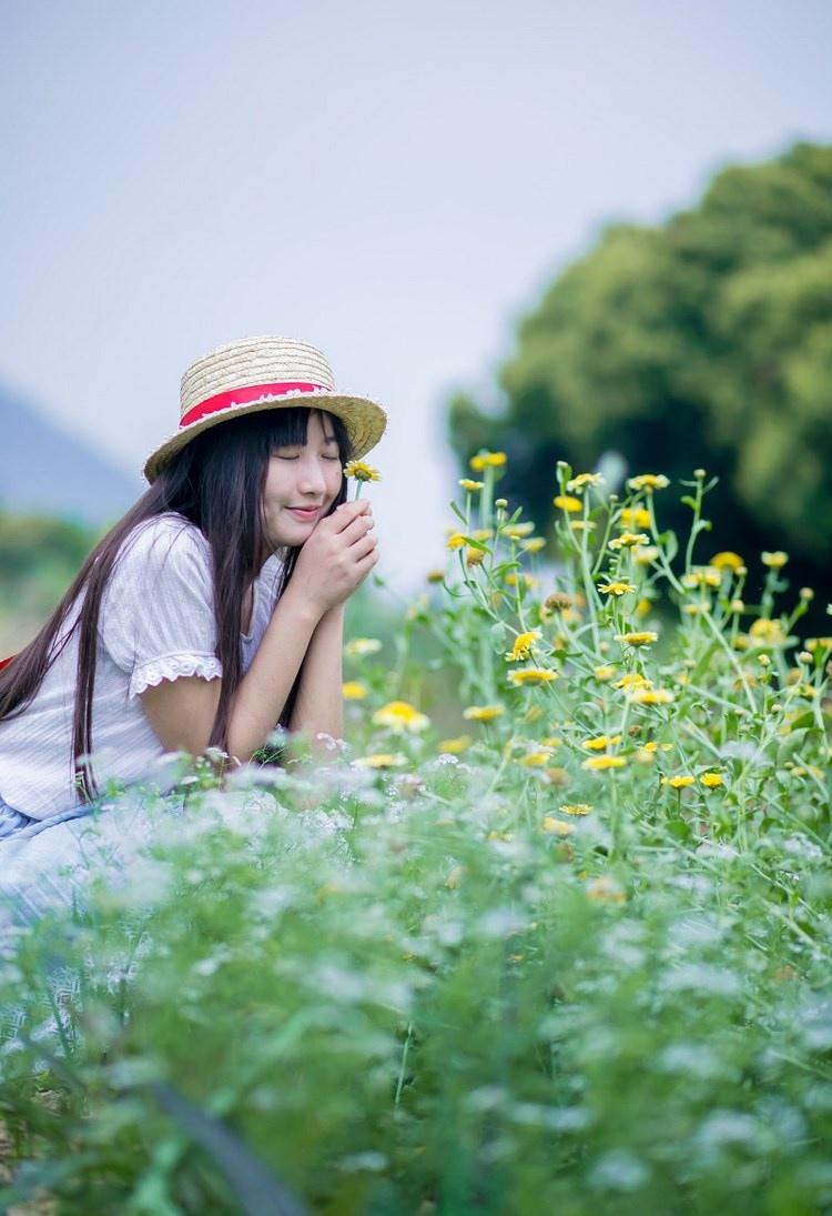 圆脸少女浓眉大眼森女系装扮可爱卖萌写真图片