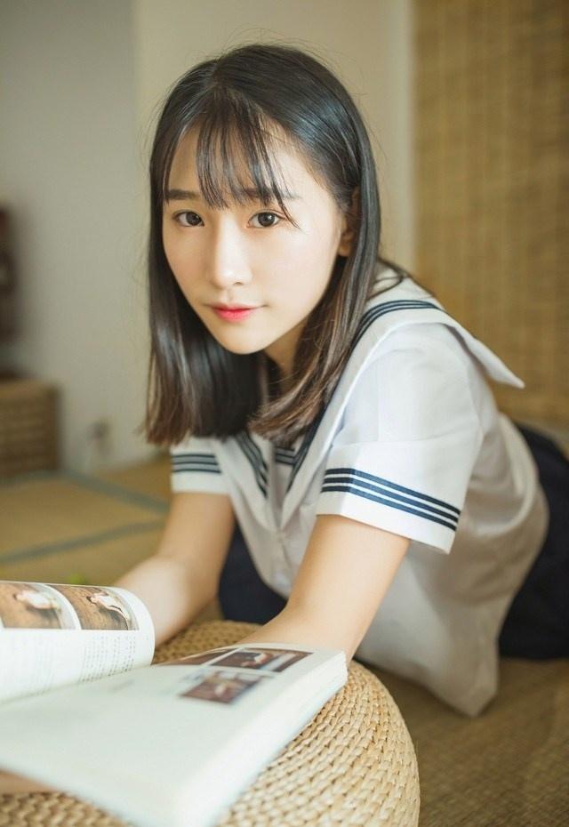 学生制服性感少女周末恬静时光写真