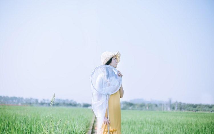 夏末清凉黄裙子女生田野抓虫记写真图片