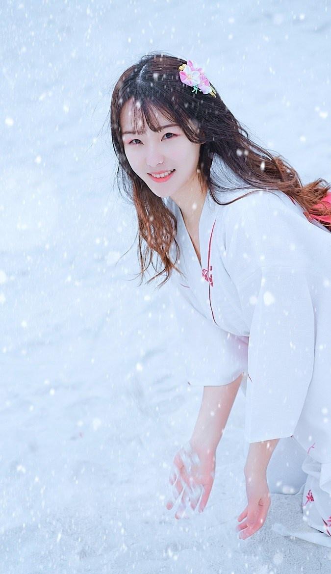 白雪皑皑和服美女俏丽娇艳动人写真图片