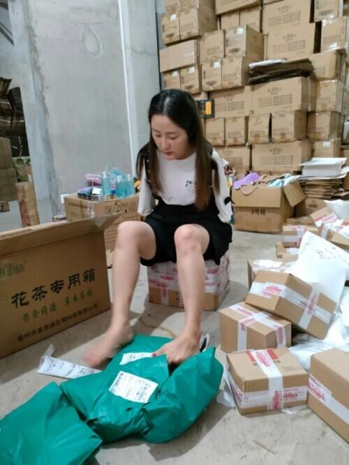 这个用脚趾夹起化妆笔的姑娘，真美啊