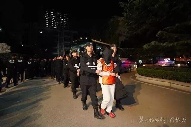 事发武汉地铁4号线！男子在站厅内点燃氢气球，还将球抛向空中……网友怒了！