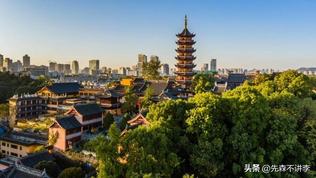 南朝四百八十寺之首寺，祈福许愿求姻缘都很灵验，就在南京市区内