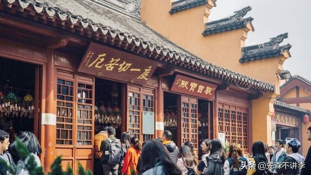 南朝四百八十寺之首寺，祈福许愿求姻缘都很灵验，就在南京市区内