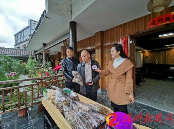 游风情民宿，品特色美食 炎陵县商粮局长陈建伟为农副特产带货！