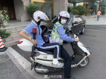 轮椅坏了怕赶不上毕业典礼 民警骑警摩送学生准时到达