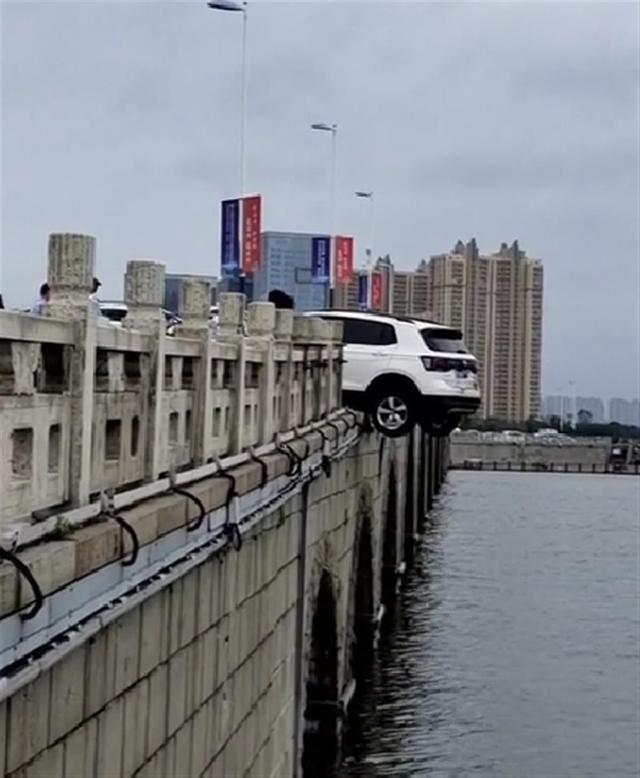 山东一SUV撞开护栏后悬空在桥上，目击者：现场已设置围挡