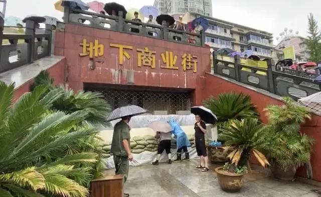 九孔泄洪后，建德城区怎么样了？凉亭四角被淹，地下商业街紧急封堵