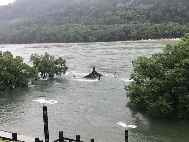 九孔泄洪后，建德城区怎么样了？凉亭四角被淹，地下商业街紧急封堵