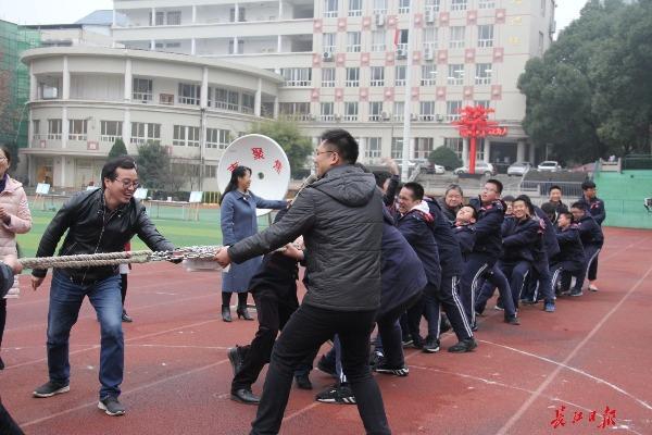 厉害了，初中生上演物理实验秀，女生轻松拉动小汽车