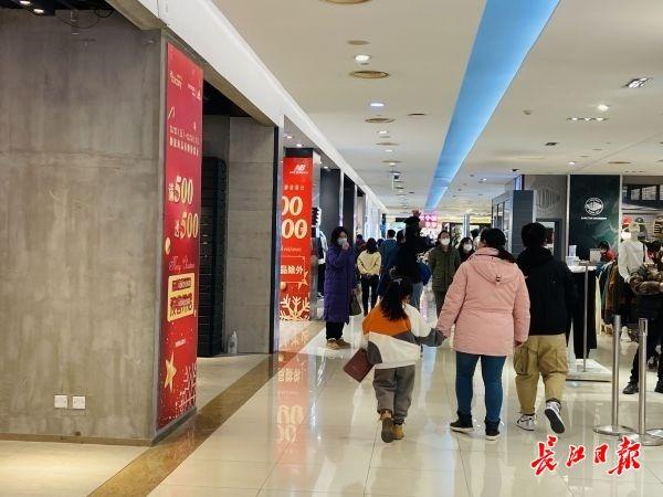 延时闭店、新店扎堆，周末武汉商圈人气提升