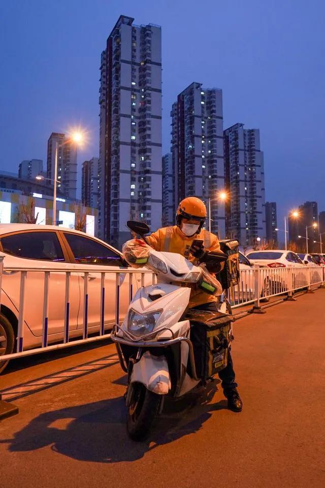 骑手黎安半夜送外卖途中心梗倒地，拿命换钱，平台只顾扣款