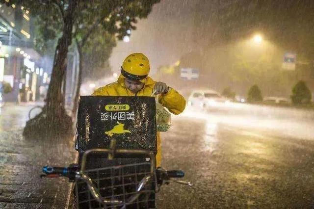 骑手黎安半夜送外卖途中心梗倒地，拿命换钱，平台只顾扣款