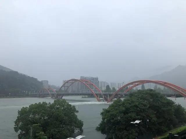 九孔泄洪后，建德城区怎么样了？凉亭四角被淹，地下商业街紧急封堵