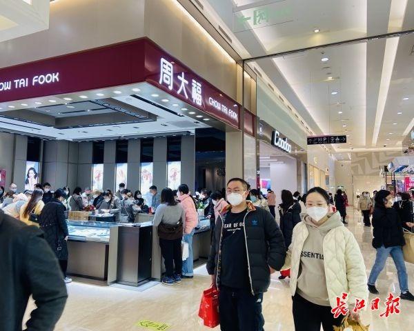 延时闭店、新店扎堆，周末武汉商圈人气提升