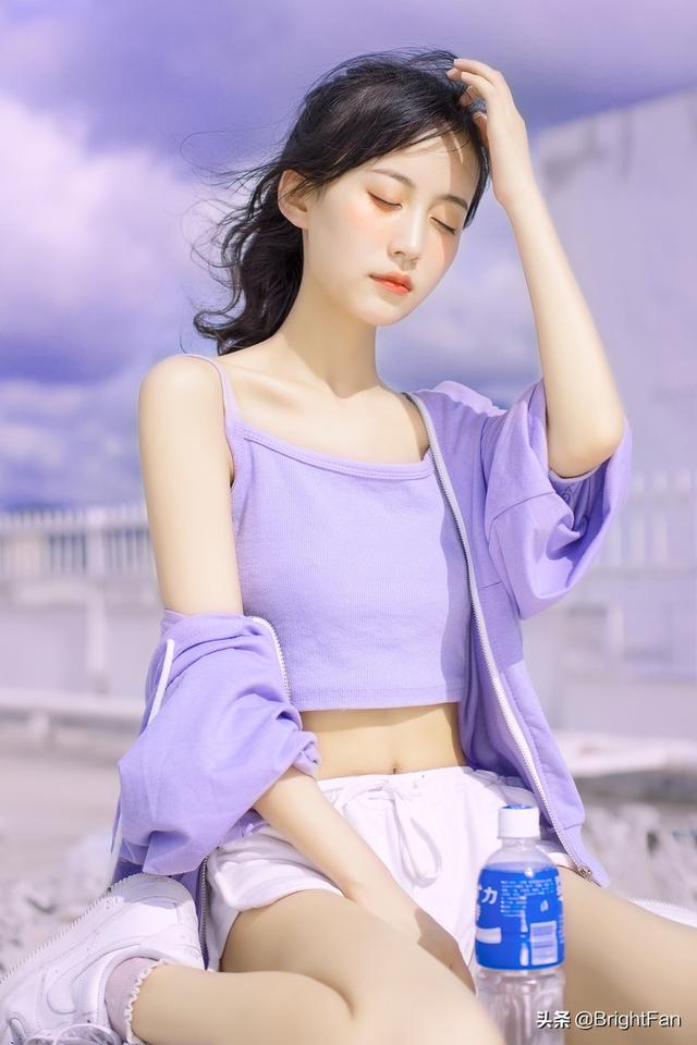 紫色吊带美女性感纤瘦夏日阳光养眼写真图片