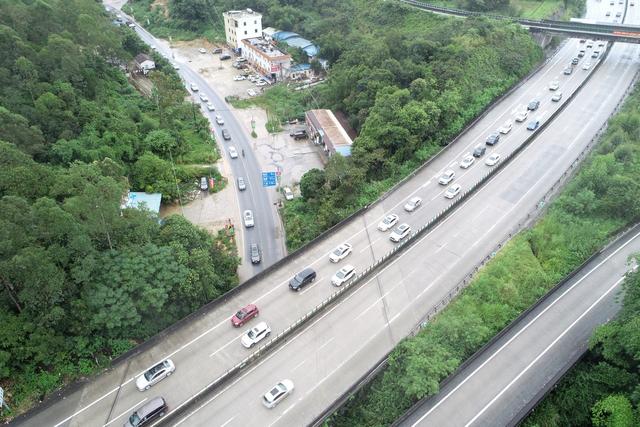 堵车高峰已到，记者冒雨航拍许广高速清远段塞车实况