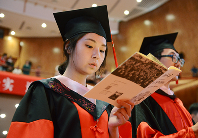 大学生网恋奔现状况百出，真人和照片相差甚远，连亲妈也认不出