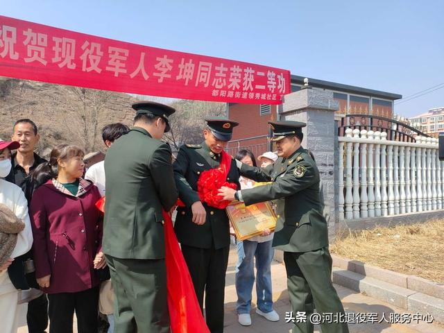 河北秦皇岛——青龙满族自治县退役军人事务局为荣立二等功现役军人家庭送喜报