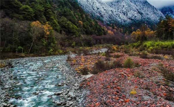 贡嘎山风景区田湾河，至今尚保持原始沐浴风格