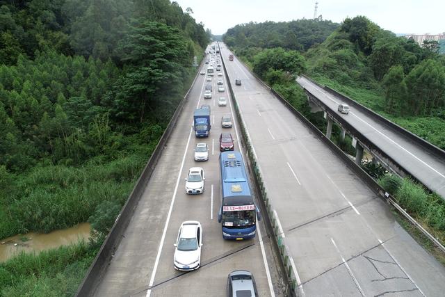 堵车高峰已到，记者冒雨航拍许广高速清远段塞车实况