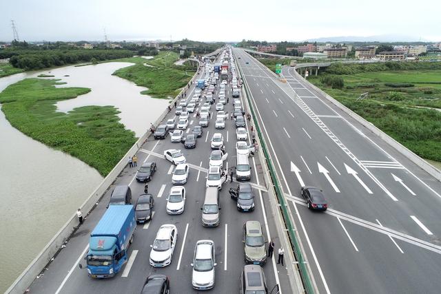 堵车高峰已到，记者冒雨航拍许广高速清远段塞车实况