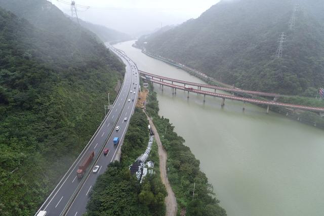 堵车高峰已到，记者冒雨航拍许广高速清远段塞车实况