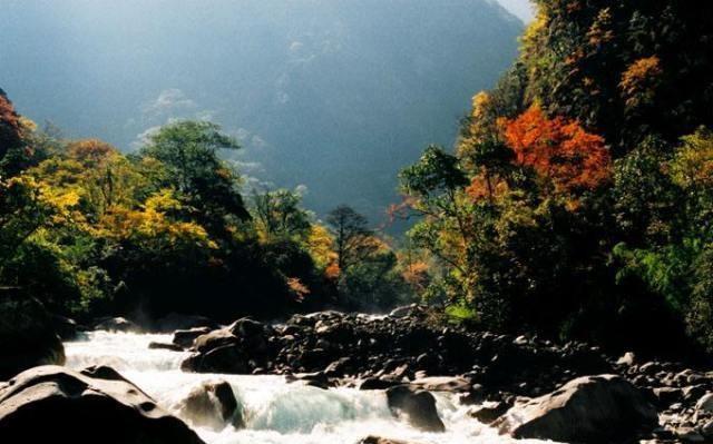 贡嘎山风景区田湾河，至今尚保持原始沐浴风格